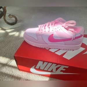 Triple pink Nike dunks